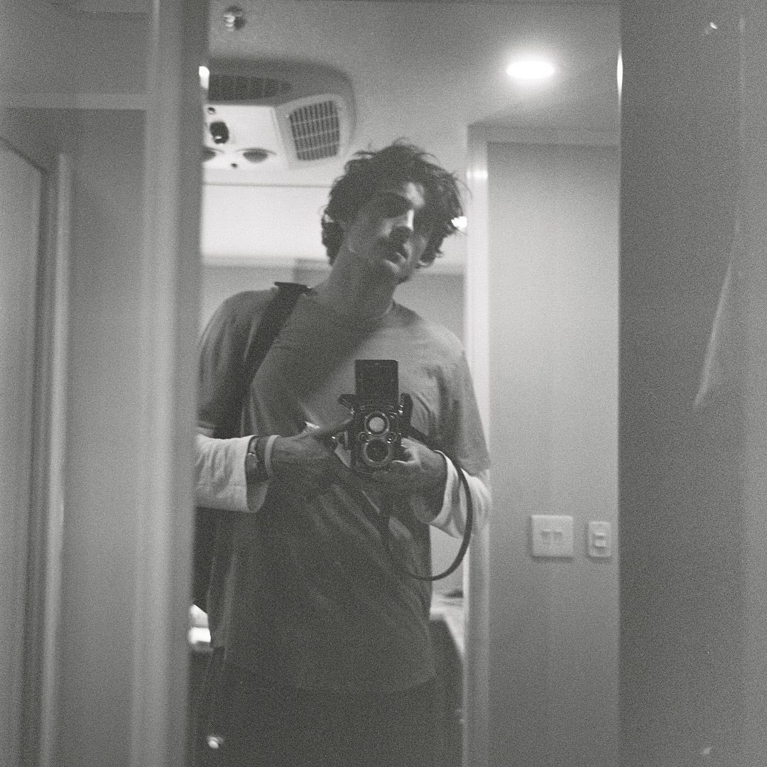 oneperfectscene's tweet photo. behind the scenes of ‘saltburn’ photographed by jacob elordi https://t.co/tpYrMjygC8