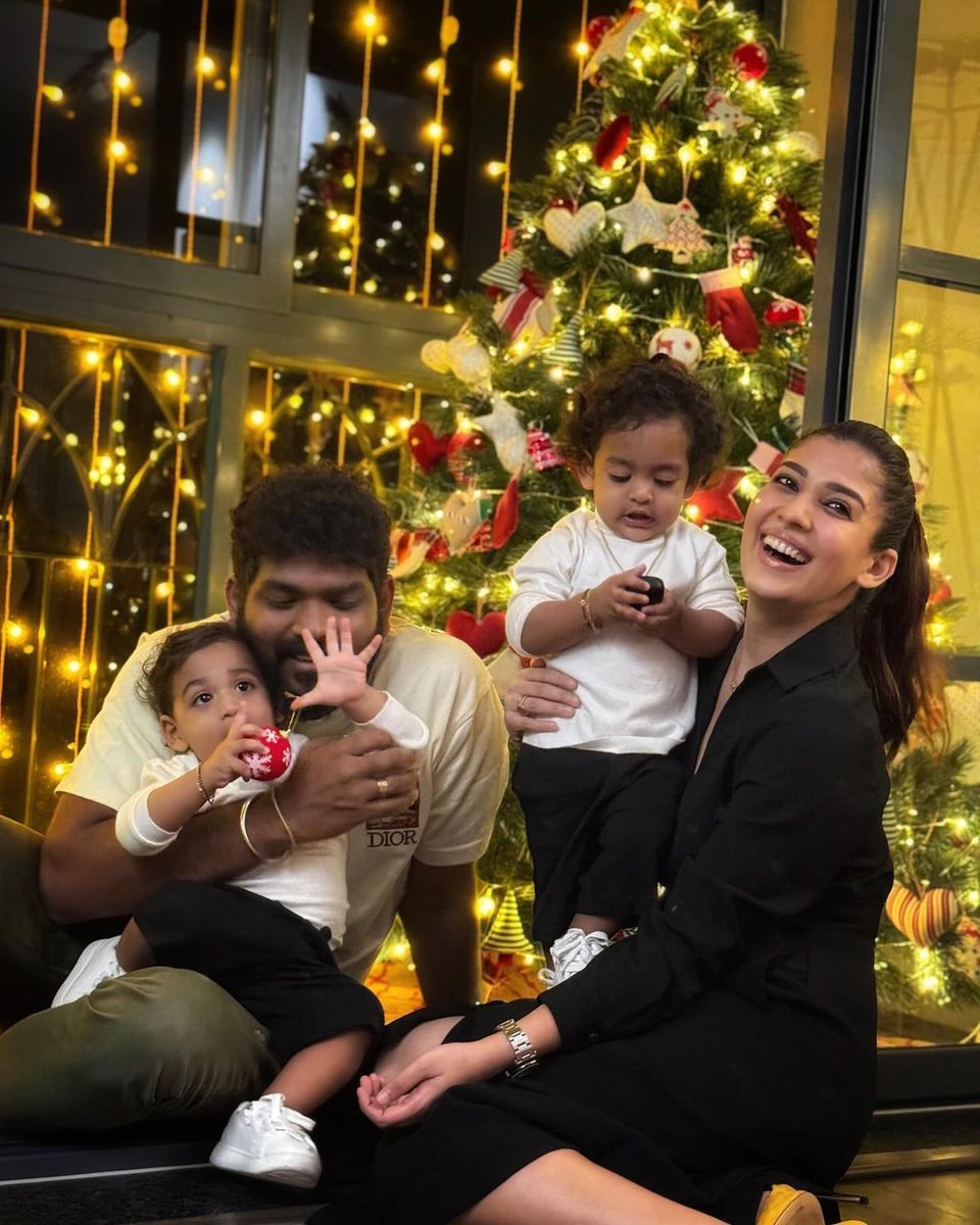 Ciniplatform's tweet photo. #WikkiNayan Christmas Celebration snaps🍿🤶

#Nayanthara #VigneshShivan #CiniPlatform #tamilactress https://t.co/C2lrCKQChd