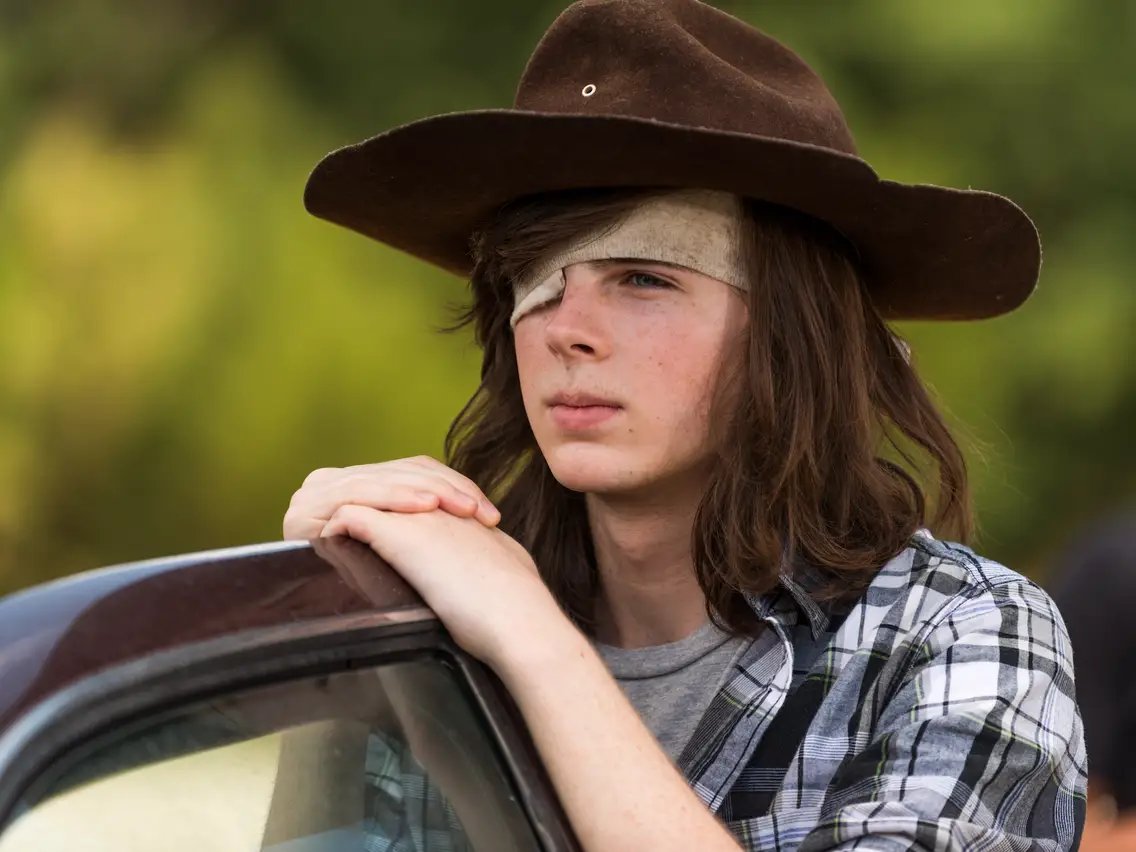 ThePopsLit's tweet photo. Qué corajeee. Abro hilo sobre como la producción de The Walking Dead le hizo la gataaada a Chandler Riggs y lo corrieron de la serie tras "engañarlo" 💔

Posibles spoilers de la serie y de los cómics en los que se basa la serie, advertidos... https://t.co/qyfZ4BV2Pr