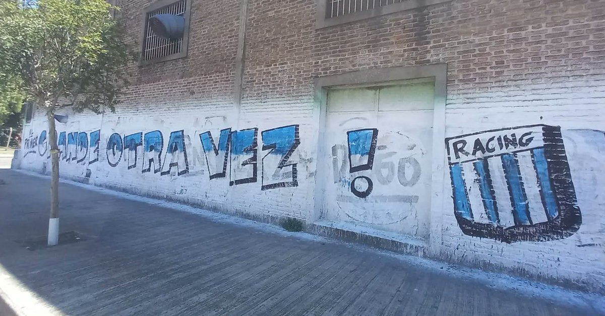 PoliticaRacing's tweet photo. En distintas zonas de la ciudad de Avellaneda se pueden ver pintadas de "Racing Digital" con la leyenda de @JManuelTorres_ presidente, como también "El primer grande otra vez".
Empieza a asomarse el año político en Racing. https://t.co/RekXBzuNLa