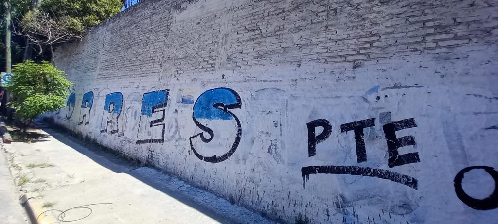 PoliticaRacing's tweet photo. En distintas zonas de la ciudad de Avellaneda se pueden ver pintadas de "Racing Digital" con la leyenda de @JManuelTorres_ presidente, como también "El primer grande otra vez".
Empieza a asomarse el año político en Racing. https://t.co/RekXBzuNLa