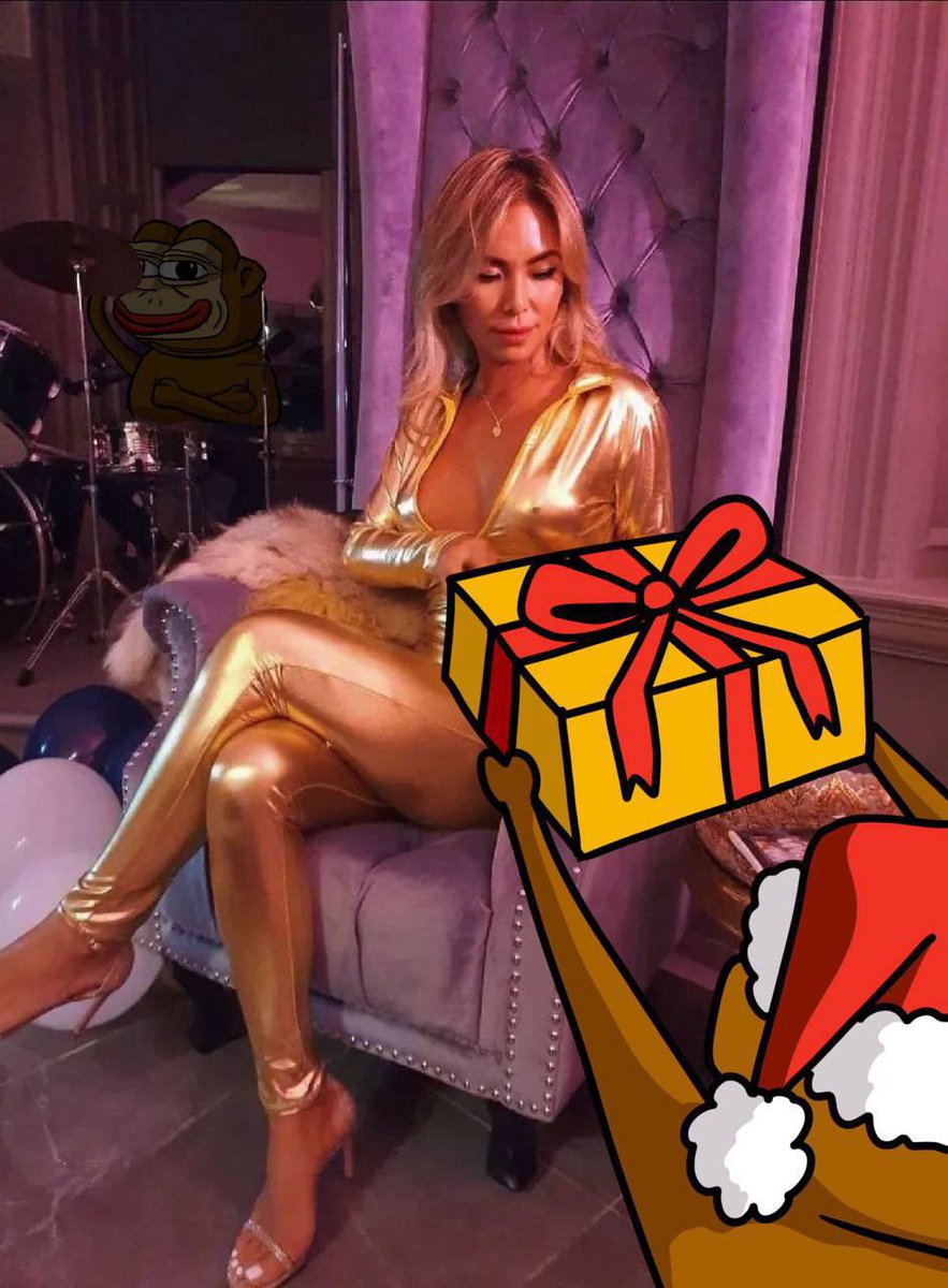 Eunicedwong's tweet photo. So it’s post Xmas now but the giving continues 🎁🎁

That’s just my little $PONKE winkie giving me presents ❤️ 

GIVEAWAY  $1000 worth of $PONKE
To 2 of my loyal, supportive followers

1. FOLLOW @ponkesol and @Eunicedwong 
2. LIKE + RT
3. Tag 2 friends 

Winners announce 28 Dec, 6PM GMT

Good luck lovers 💚💚😉