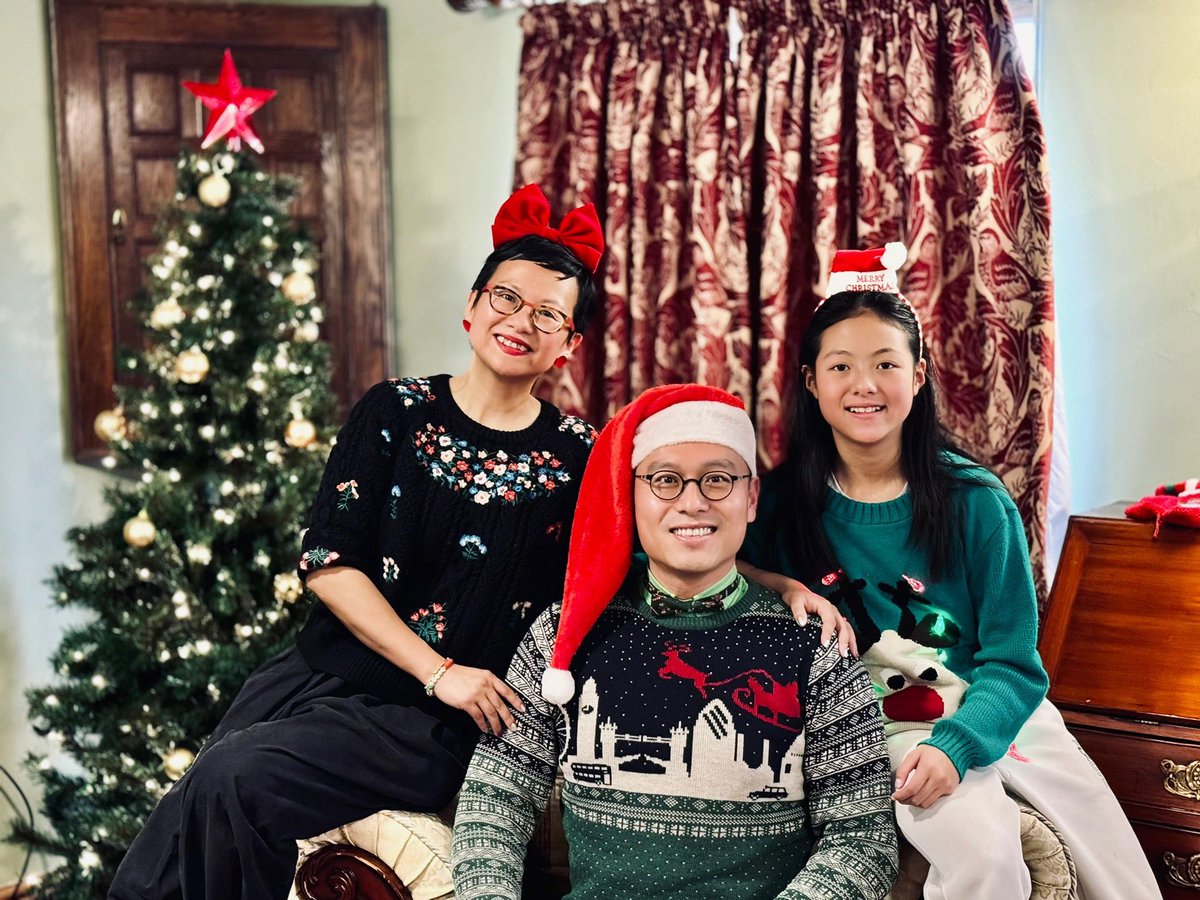 Shengke4Bowdon's tweet image. Merry Christmas to all and everyone from Shengke, Fan &amp;amp; May.

#BoxingDay is a day with traditions like watching @premierleague football, having a drink with neighbours and friends and eat leftovers. What is your Boxing Day?

@BowdonPrep @AGGSchool