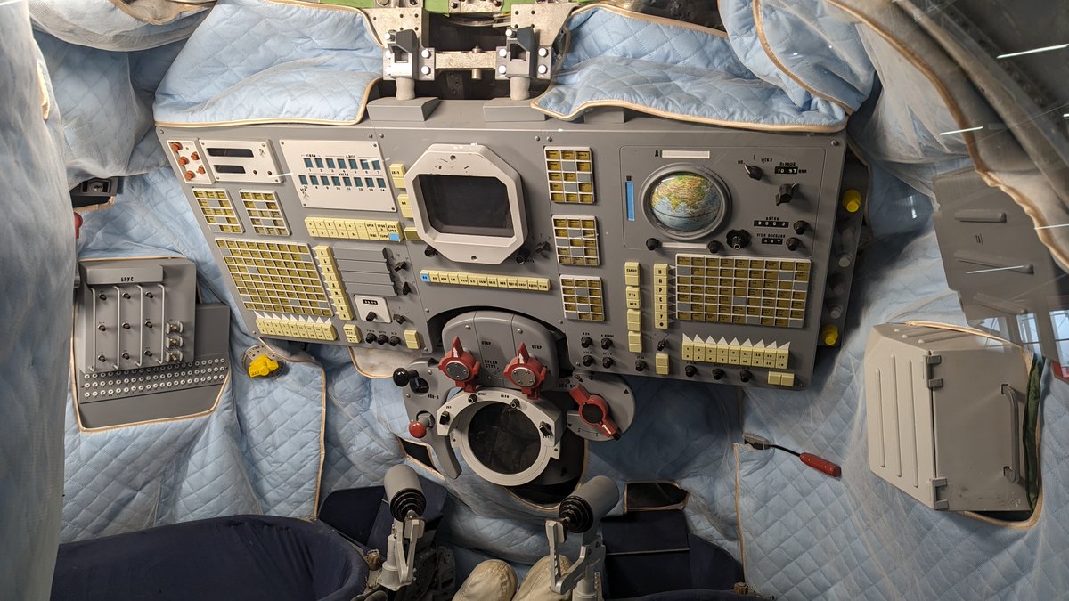 FloSpacenerd's tweet photo. Ein detaillierter Blick ins Innere der #Sojus TM-19 👀 https://t.co/Nu9Qk0nOCa