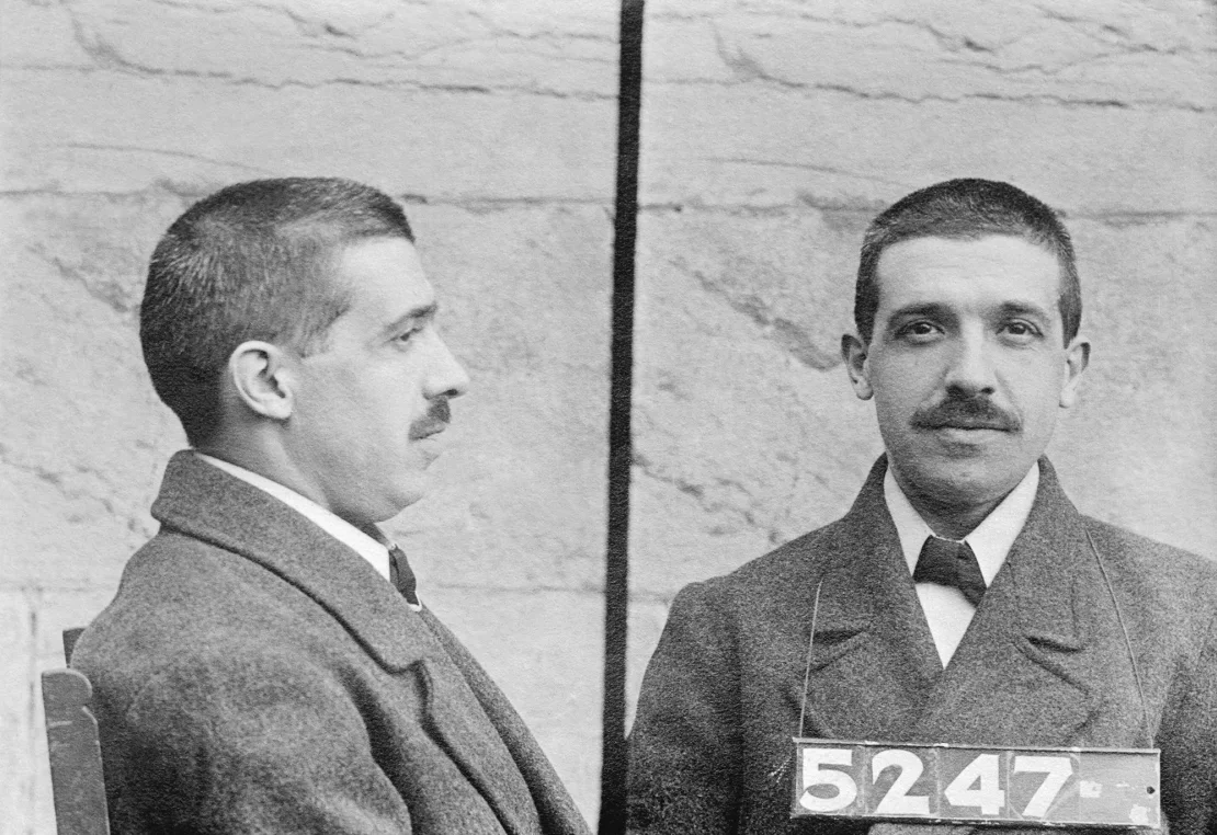 ProfDemirtas's tweet photo. Ponzi Ne demektir?

Ponzi Dolandırıcılığı ismini 1920'lerde bu dolandırıcılığı ilk Yapan Charles Ponziden alır. Kendisi Aşağıdaki resimdeki kişidir.

Sisteme ilk katılanlara, sonradan sisteme YÜKSEK GETİRİ vaadi ile katılanların parası ile ödeme yapıldığı bir sistemdir.

Çok bilinen tipik bir Dolandırıcılık türüdür.

ABD'de bunun en ünlü örneklerinden biri Bernie Madoff'un kurduğu yüksek kar vaadeden fondur. ABD bu olaylarda CLAWBACK denilen bir yöntem ile çözüme gider. Sistemden para çeken herkesten paralar geri alınır ve ponzi zedelere ödeme yapılır.

Ponzi tuzağına düşmemek için ilk yapacağınız şey fazladan getiri vaadlerine kanmamanızdır.

Türkiye'de Banker Kastelli, Titan Saadet Zinciri, Seçil Erzan fonu, Çiftlik Bank ve birçok diğer örnekleri diğer ülkelerdeki gibi mevcuttur.