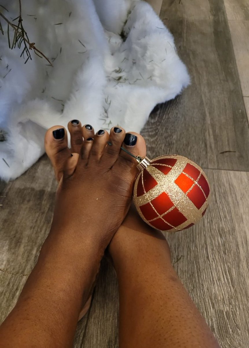 EbonySoleGoddes's tweet photo. Didn't get exactly what you wanted yesterday - don't sweat. Santa dropped your gift off at my house by mistake 😈

#Feet #Toes #Soles #EbonyFetish #EbonyFeet #EbonySoles #PrettyToes #SoftFeet #FootWorship #CleanFeet #CandidFeet #Cadid #Giantess #GiantessFetish #AmateurFeet #Foot https://t.co/TQgVuEEl78