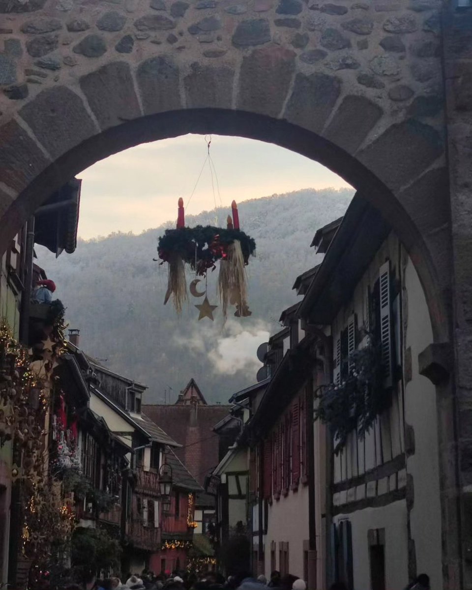 Millaneando's tweet photo. Kayserberg es uno de los pueblos más bonitos de Alsacia y de los más famosos en la ruta del vino. 🍇
Sus calles empedradas y sus casas con entramados de madera, te hacen sentir en un cuento. 😍
Feliz tarde a todos! 🫂
#benimar #autocaravana #francia #alsacia #navidad https://t.co/inKmvXfcDh