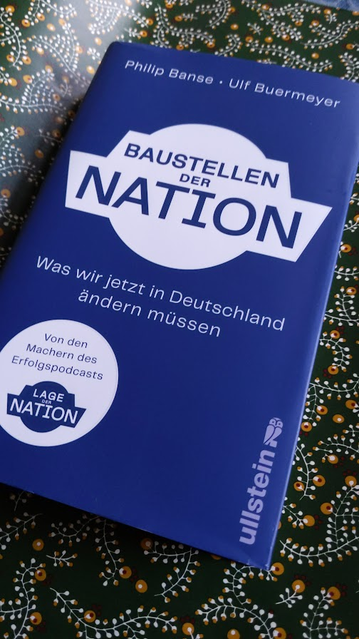 So, dass Buch von @LageNation ist so gut, dass ich es auch gleich noch zweimal verschenkt habe. Die Empfänger kennen den #Podcast noch nicht, aber das wird sich vielleicht bald ändern. Das Buch wurde jeweils dankbar und sehr interessiert angenommen. Frohe Weihnachten!