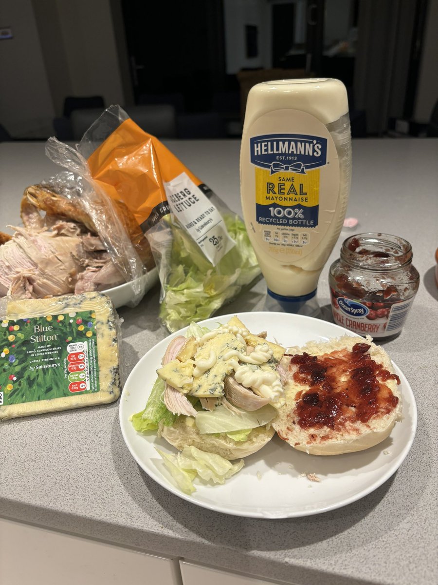 You know what #BoxingDay means right @JosieSilver_ ? This year’s #DelanceyStreetSpecial 

Chicken (well.. turkey)
Lettuce
Blue cheese
Mayo
Cranberry

= PERFECTION! 

#OneDayInDecember