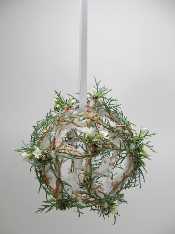 Я развесил омелу по дворцу Зимы? Я не скажу 🤭