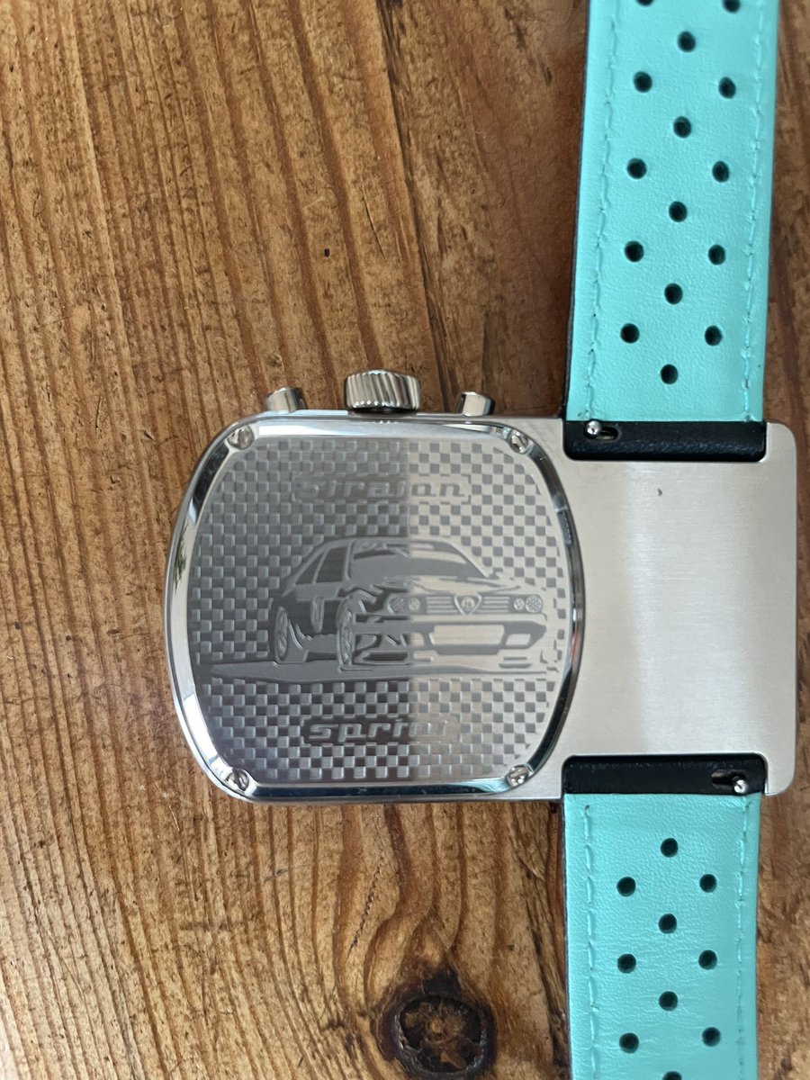 CarlJTaylor23's tweet photo. Probably not to most people’s tastes, but my wife bought me a new @StratonWC for Christmas. Had my eye on it for a while. The ‘cuff-buster’ based on a 1970s design. #newwatch #straton https://t.co/mdTAh2BJMH