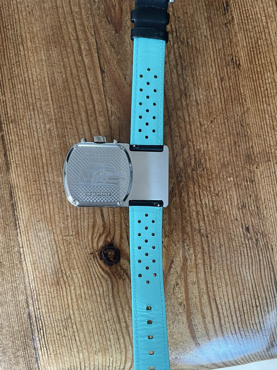 CarlJTaylor23's tweet photo. Probably not to most people’s tastes, but my wife bought me a new @StratonWC for Christmas. Had my eye on it for a while. The ‘cuff-buster’ based on a 1970s design. #newwatch #straton https://t.co/mdTAh2BJMH