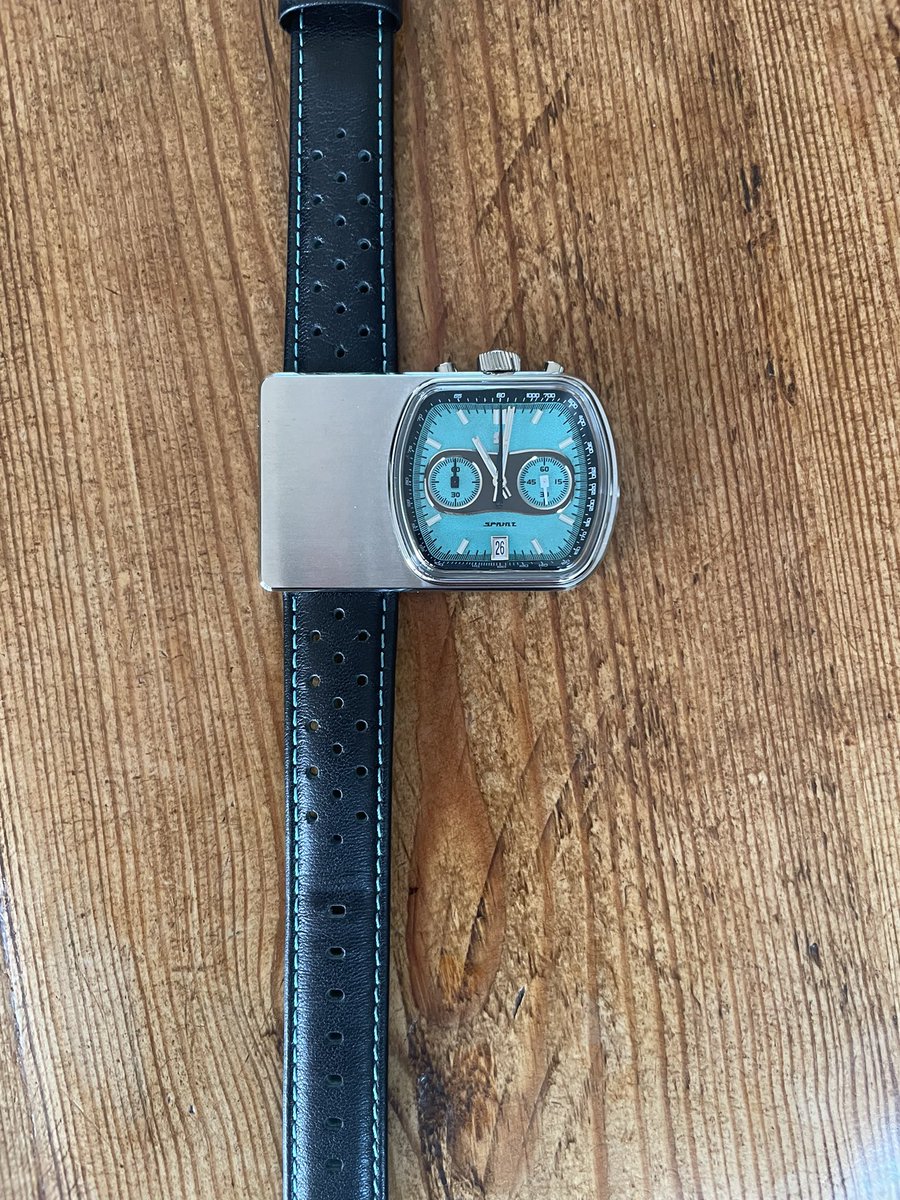 CarlJTaylor23's tweet photo. Probably not to most people’s tastes, but my wife bought me a new @StratonWC for Christmas. Had my eye on it for a while. The ‘cuff-buster’ based on a 1970s design. #newwatch #straton https://t.co/mdTAh2BJMH