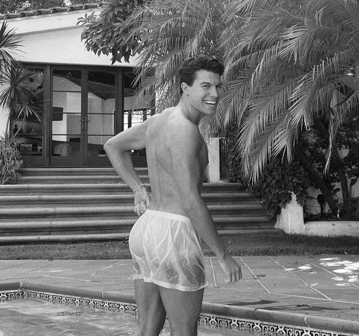 ⋆ 𝐍𝐈𝐂𝐇𝐎𝐋𝐀𝐒 𝐍𝐔𝐍𝐄𝐒

    athlete / jock
very confident. masculinity obsessed. 
short tempered. show off. 
taboo kinks. most kinks are butt related. 
gay ships. dark themes.
  
dms are open to plot. mdni. nsfw.            
         ↺ + ♡