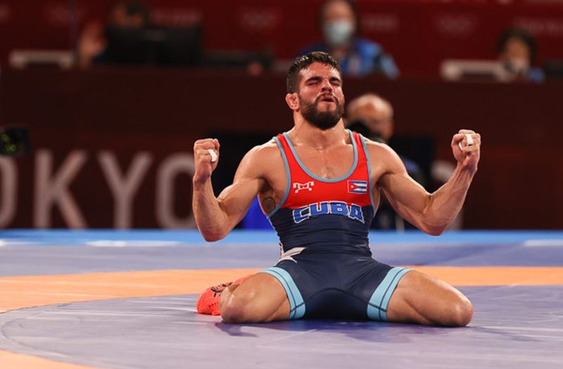 #Cuba se honra de premiar hoy a sus mejores deportistas del año, mujeres y hombres que con tesón, esfuerzo y talento, nos han dado  muchas alegrías. Ustedes han demostrado que nuestro deporte está vivo y sigue entre los mejores. ¡Felicidades!

 #MasRetosMasCompromiso