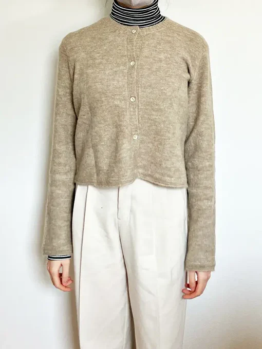 【ZARA】羽織るだけでオシャレ見え!2990円に値下げの「楽ちんカーディガン」ふんわり柔らかくて気持ちいいの!   コンパクトなシルエットの「ニット ウールアルパカ カーディガン」。ボタンの開け閉めや肩がけなどで様々な表情に