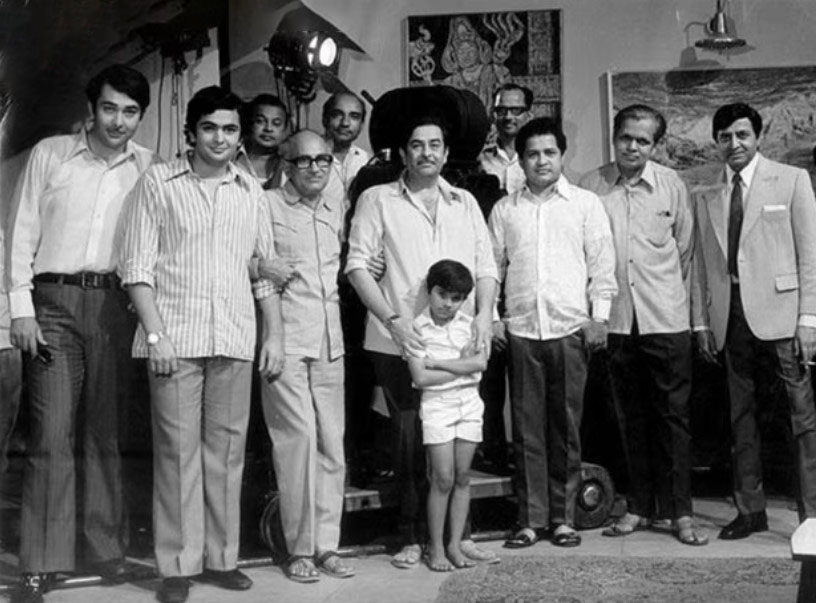 BombayBasanti's tweet photo. Main Shayar Toh Nahin.... #RandhirKapoor #RishiKapoor #Kalachandra #KAAbbas #RaghuKarmakar #RajKapoor master #Chintu #Laxmikant #VPSathu and #Pran saab on the sets of Bobby (1973) https://t.co/pymAb7ISsC