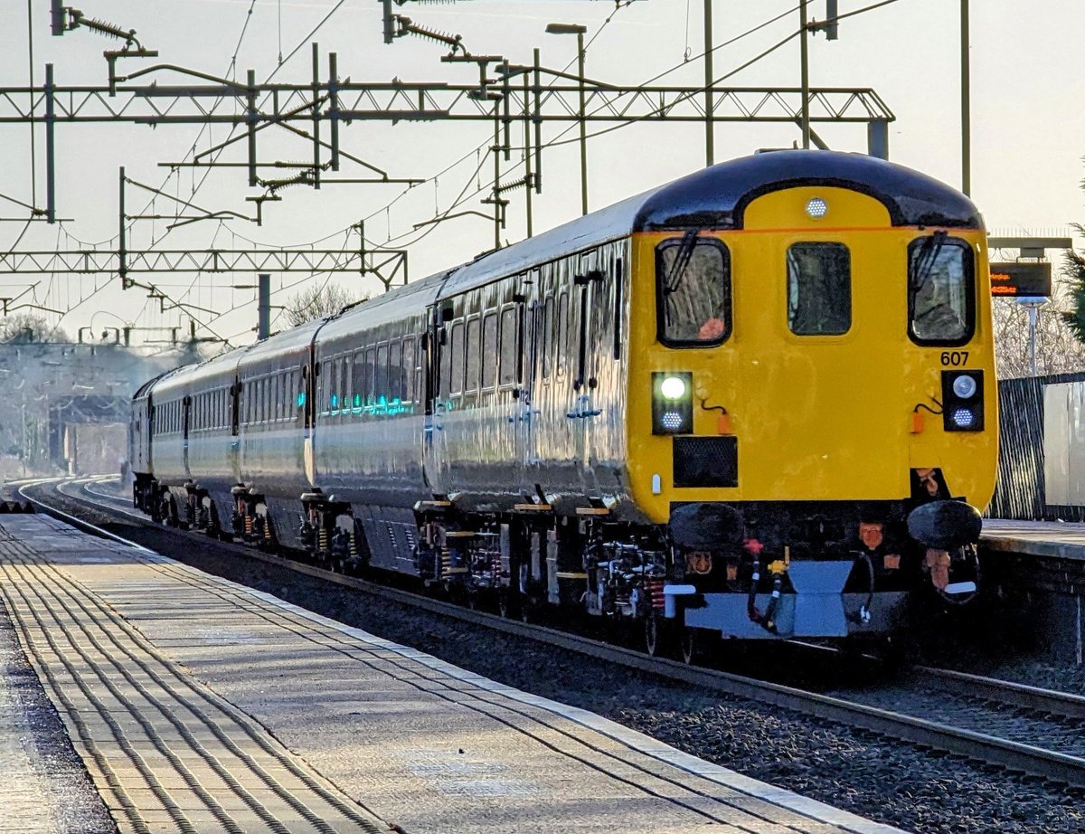 DownOnTheStour's tweet image. 2023 In Review: Feburary 2⃣

This saw me rush from Wales to London to grab a 321 into Liverpool St one last time, 91s off to Newport, 50s on Queensville &amp;amp; the SR push-pull debut 🏴󠁧󠁢󠁳󠁣󠁴󠁿

#DOTSyearinreview23 #Class321 #Class91 #hoovers #ScotrailPushPull #LSL #tractor
