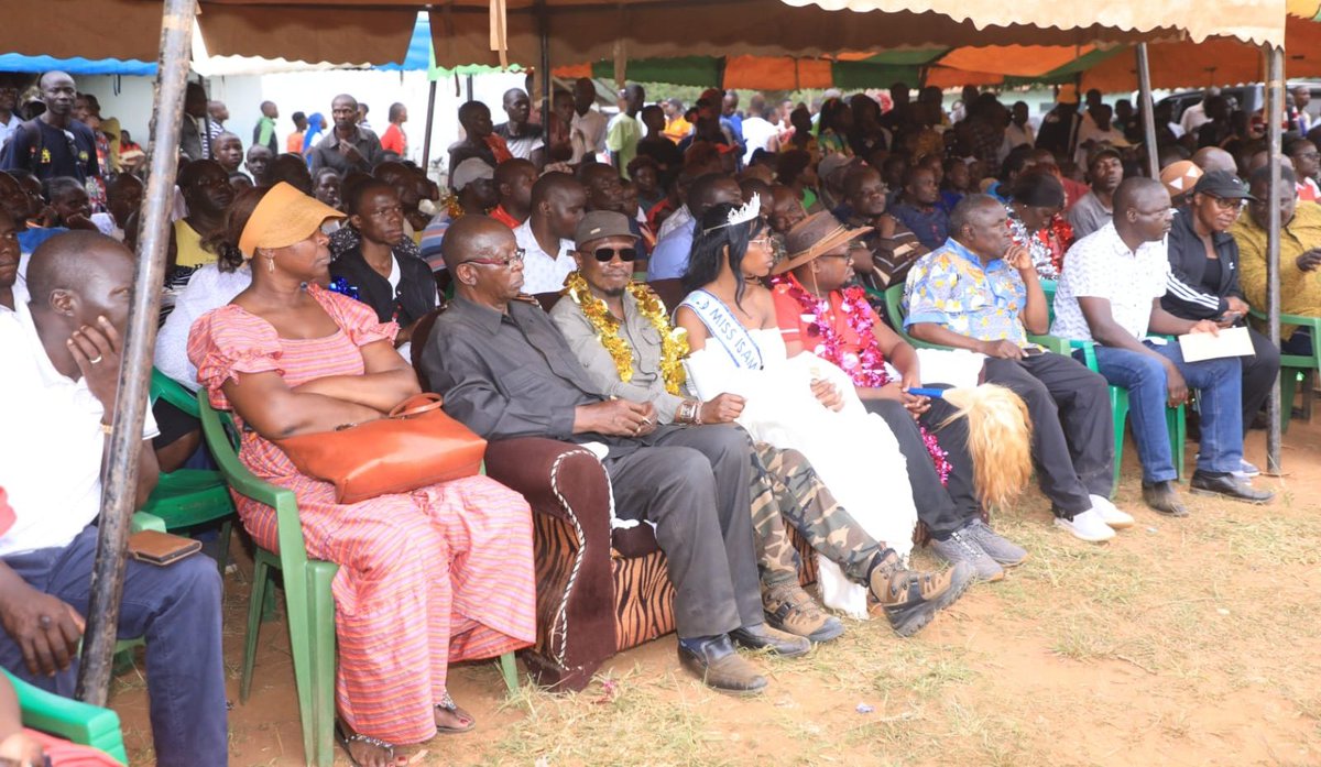 moyasa_ke's tweet image. CS @AbabuNamwamba is currently at Butula polytechnic grounds in Butula Sub-County, Busia County for the 41st Annual Edwa Cultural &amp;amp; Sports festivals.

He is hosted by Butula MP Hon. Joseph Oyula, former Busia DG Moses Mulomi, EDWA officials, area MCAs among other dignitaries.