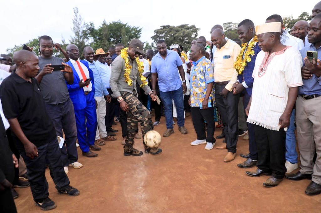 moyasa_ke's tweet image. CS @AbabuNamwamba is currently at Butula polytechnic grounds in Butula Sub-County, Busia County for the 41st Annual Edwa Cultural &amp;amp; Sports festivals.

He is hosted by Butula MP Hon. Joseph Oyula, former Busia DG Moses Mulomi, EDWA officials, area MCAs among other dignitaries.