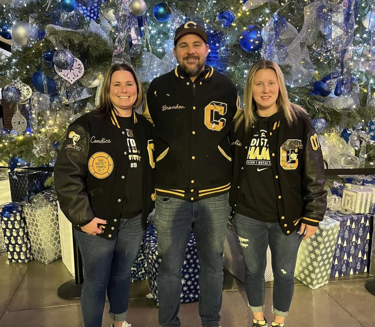 HBoCorunna's tweet photo. Once a Cavalier, always a Cavalier for these Heartbeats 🖤💛 of Corunna!!!

Candice Ward-Osika, Brandon Ward &amp; Brandiss Ward. @candiceosika @bkmw99 https://t.co/MRGFCjGHWb
