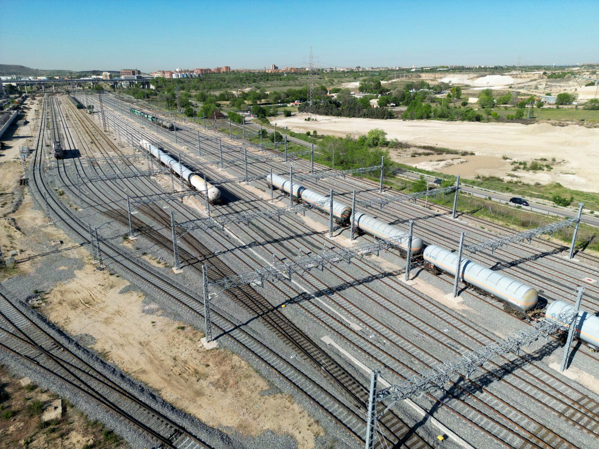 transportesgob's tweet image. 🚅🔝Trabajamos para que la terminal de mercancías Madrid-Vicálvaro sea nodo logístico estratégico del tráfico de mercancías en los corredores #Atlántico y #Mediterráneo.

Para ello, adjudicamos por 32M€ una nueva fase de la remodelación integral.

➕Info: mitma.gob.es/el-ministerio/…