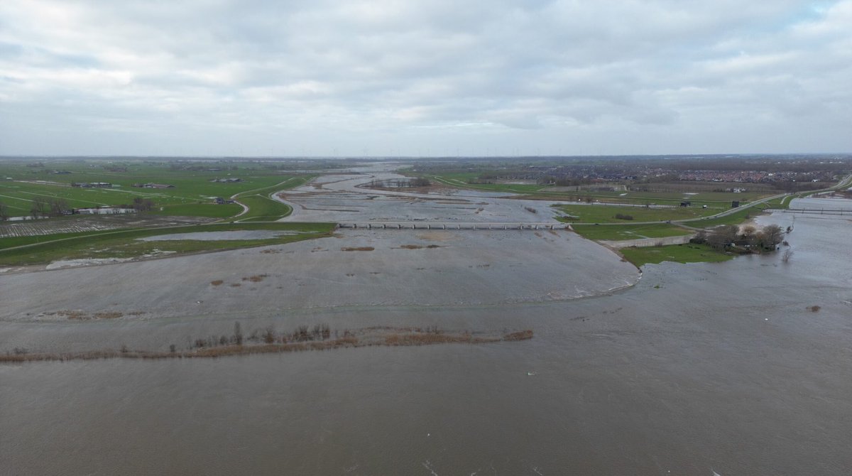 #Bypass #Reevediep gaat komende dagen IJsselwater wegvoeren voor steden #Kampen en #Zwolle Scheelt zo’n 40 cm. Dit #RuimteVoorDeRivier-project startte 2006 en werd 2019 opgeleverd. Er waren protesten, maar deze zijn verstomd vanwege het prachtige gebied en nu ook de waterafvoer!