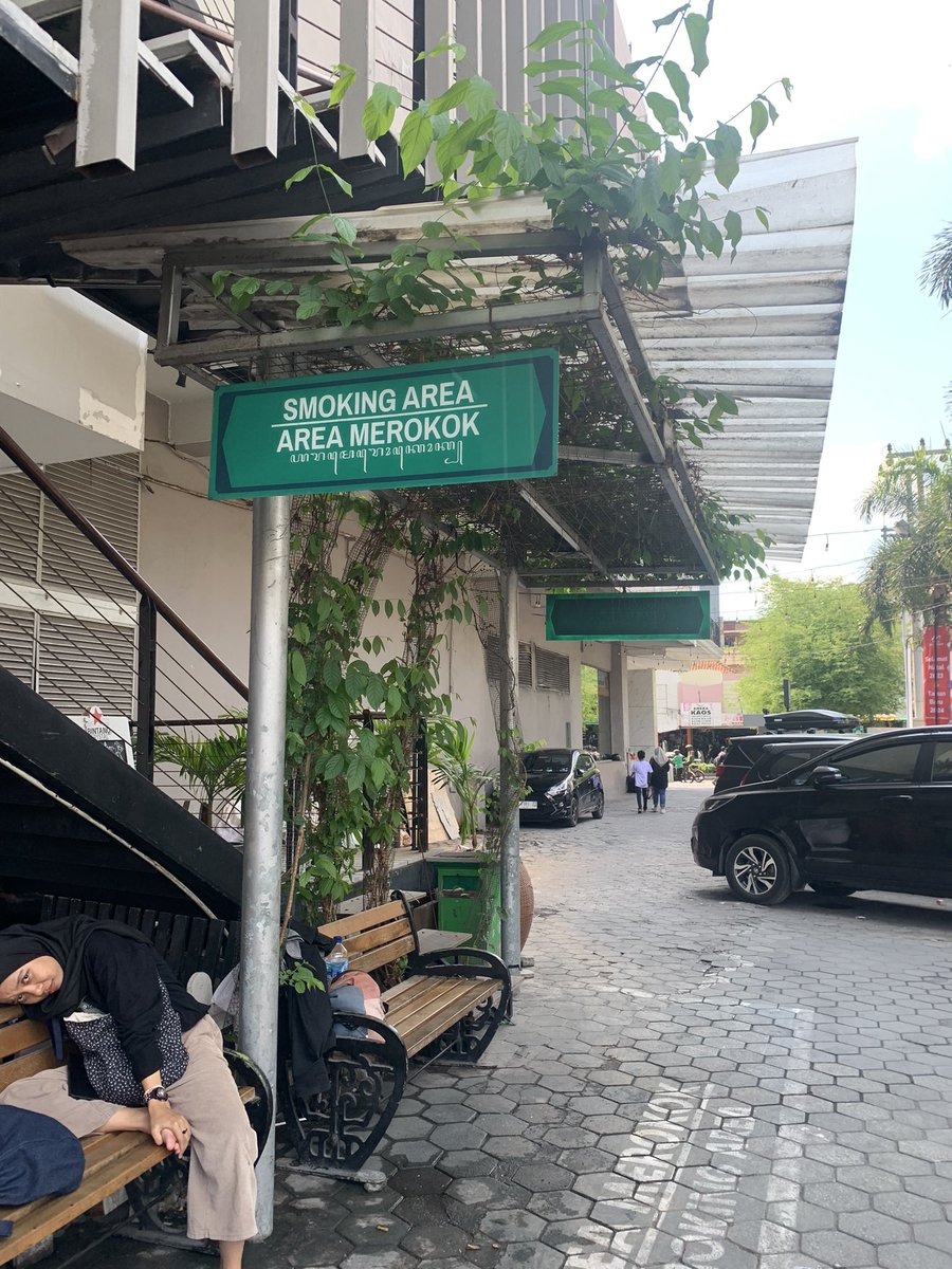 KomunitasKretek's tweet image. 1. Utara Malioboro Mall

Dari ke empat ruang merokok, ini yg paling mending. Tapi ya gitu, meleng dikit kaki keinjek mobil😅