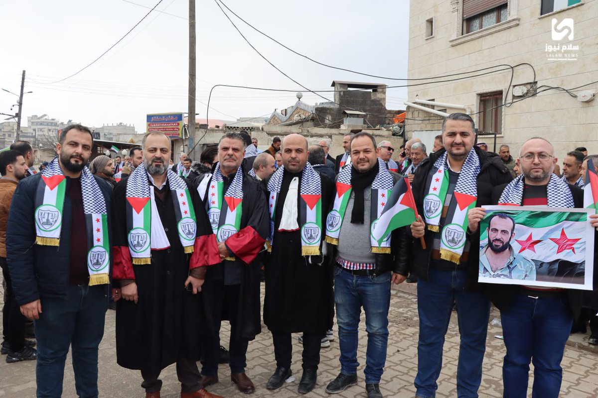 Salam_News2011's tweet photo. نظم مجلس فرع نقابة المحامين الأحرار بحلب وقفة تضامنا مع أهلنا في مدينة غزة ولإحياء الذكرى السابعة لتهجير أهالي مدينة حلب و التأكيد على عودة جميع المهجرين إلى أماكن سكنهم الأصلية ضمن شروط البيئة الآمنة .
بالإضافة الى رفض مايسمى وثيقة العقد الاجتماعي التي اصدرتها قسد 
#سلام_نيوز https://t.co/mebyVxPpdc