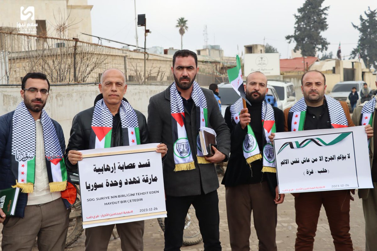 Salam_News2011's tweet photo. نظم مجلس فرع نقابة المحامين الأحرار بحلب وقفة تضامنا مع أهلنا في مدينة غزة ولإحياء الذكرى السابعة لتهجير أهالي مدينة حلب و التأكيد على عودة جميع المهجرين إلى أماكن سكنهم الأصلية ضمن شروط البيئة الآمنة .
بالإضافة الى رفض مايسمى وثيقة العقد الاجتماعي التي اصدرتها قسد 
#سلام_نيوز https://t.co/mebyVxPpdc