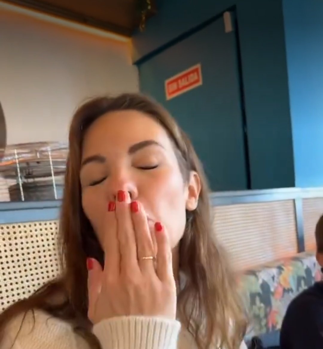 jessi_bueno7's tweet image. Ella sigue con el anillo de Luis🤗🥰 #jessingo #jessingo26D