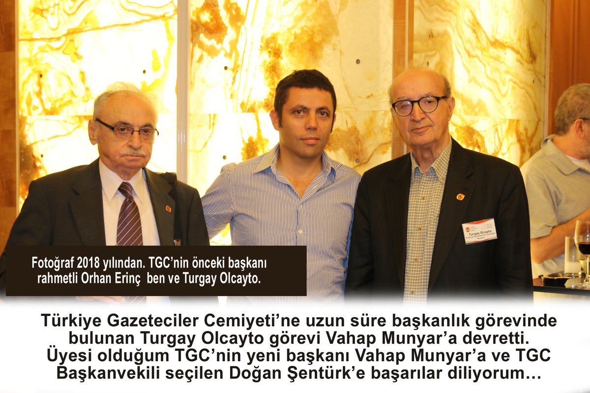 MehmetMertTv's tweet photo. Türkiye Gazeteciler Cemiyeti’ne uzun süre başkanlık görevinde bulunan Turgay Olcayto görevi Vahap Munyar’a devretti.
Üyesi olduğum TGC’nin yeni başkanı Vahap Munyar’a ve TGC Başkanvekili seçilen Doğan Şentürk’e başarılar diliyorum…
*
Fotoğraf 2018 yılından. TGC’nin önceki başkanı rahmetli Orhan Erinç, ben ve Turgay Olcayto.
* @TGCTr @dogansenturk @VahapMunyar 
*
https://t.co/o4SdGsjQAK