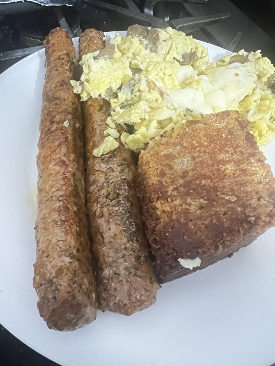PuddasMaDee's tweet photo. Boxing Day Brekkie - Fried farine pie, mushroom, onion and cheddar egg scramble and garden mint lamb grillers 🤤 #breakfastforone🍽️ https://t.co/JlsnvsYbgm