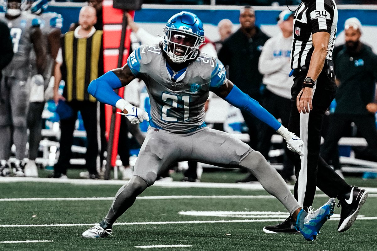 .@Lions defensive backs have combined for 5.0 sacks this season (@Ifeatu_Mel - 3.0, @BrianBB_1 - 1.0, @TracyWalkerIII - 1.0). This ranks as the most sacks by a Lions DB unit since 1998, when that season's group combined for 7.5 sacks. #OnePride