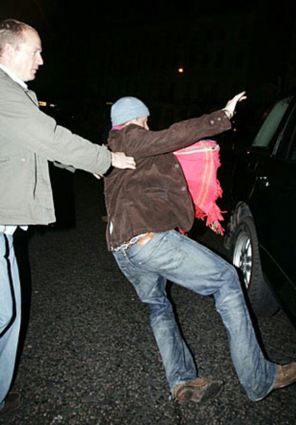 MeghansMole's tweet photo. I’m young enough to remember when Harry was stumbling out of nightclubs, drunk out of his mind trying to fight photographers 

Apparently he doesn’t want anyone to mention this 

It would be a shame if photos of him being drunk &amp; sloppy circulated https://t.co/AH8ibbRpMF