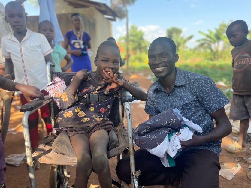 AngelPatrah's tweet photo. It was heart fulfilling spreading Chirstmas joy  with @MukisaPhiona3 the vision bearer to children and the community of Mitimito in Mayuge District together with other @YPMP_Ug fellows on 21-22.12.23. 
Our key message was for the young ones to stay in school with support of all. https://t.co/OXhB2Uexfe