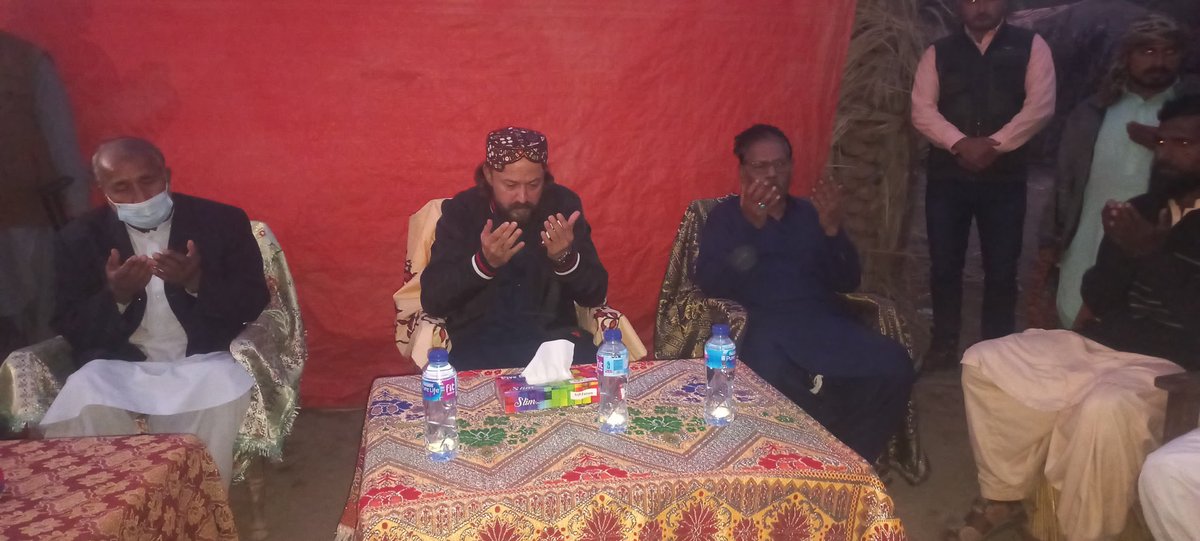 SHEHZORKHAN4's tweet photo. خیرپور: پاکستان مسلم لیگ نواز سندھ کے رہنماء سید شہزاد علی شاہ جیلانی نے خیرپور کے مختلف  دیہات میں تعزیت کی اور مرحومین کی مغفرت کی دعا کی۔
@shahzadsjillani @NawazSharifMNS @MaryamNSharif 
#teamshahzadshah 
#pmln_org https://t.co/92y1luIuF3