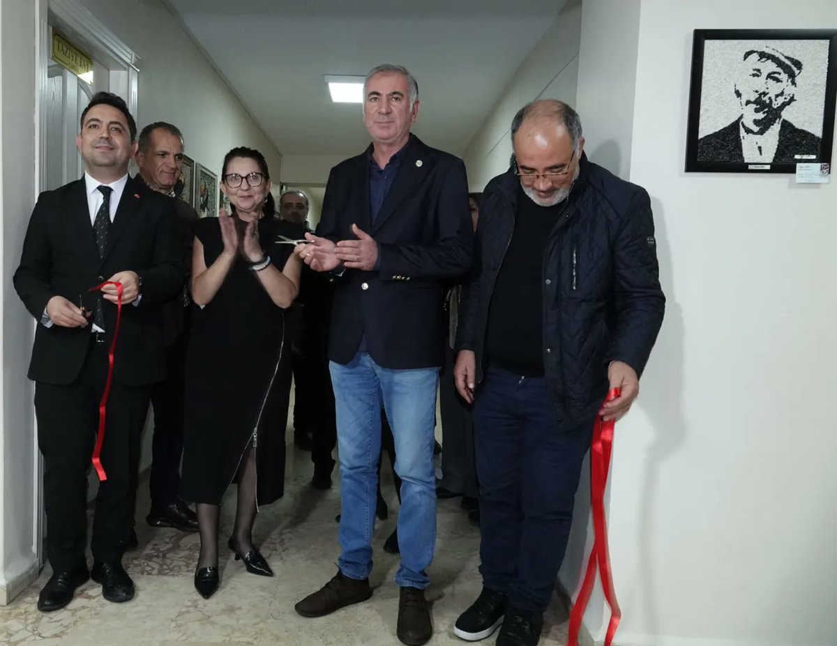 AkelVakfi's tweet photo. Öğrenciler yararına yapılan sergiye öncelikle emekleri ve  sanatı için Sn. Ayfer Yelken'e ve destek veren tüm sanatseverlere çok teşekkür ederiz. https://t.co/S3loeAiCKM