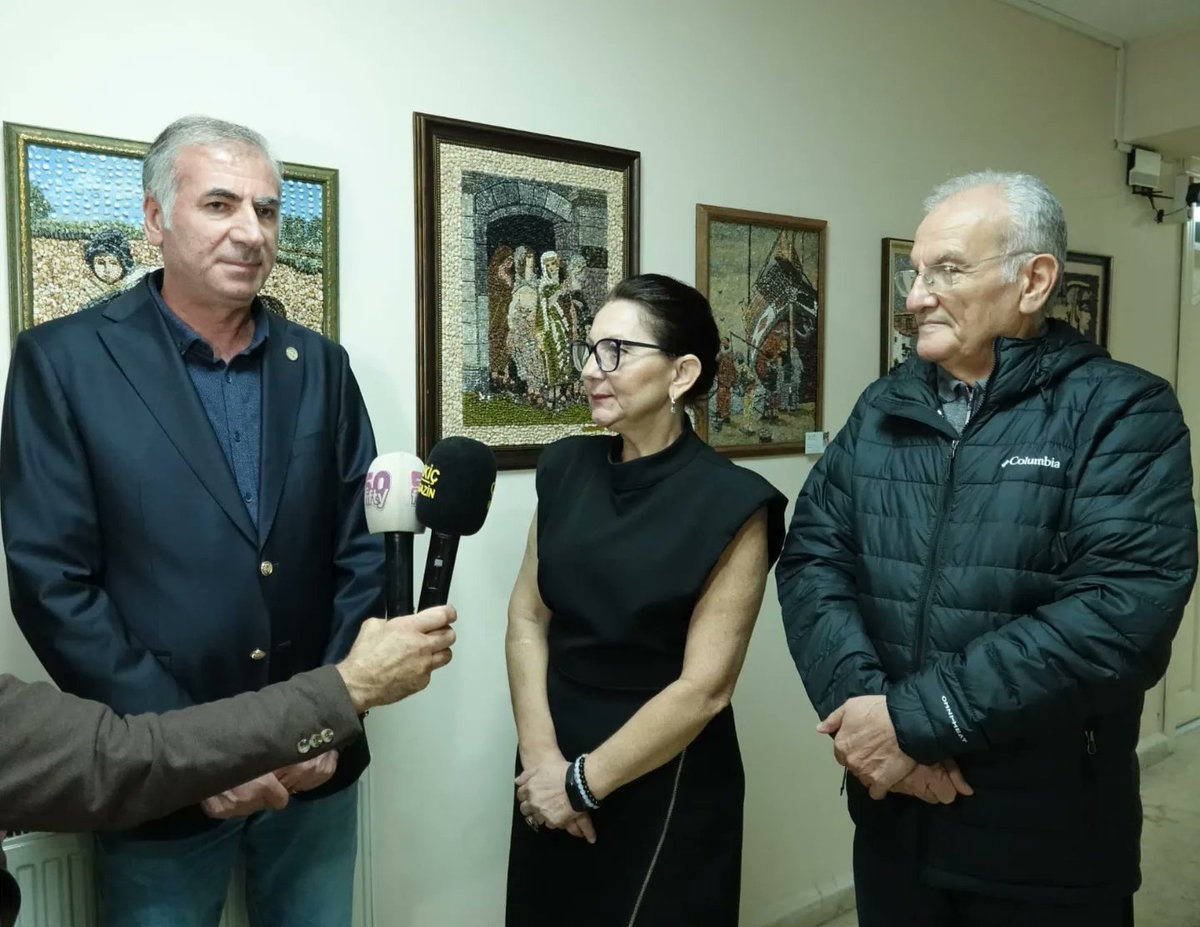 AkelVakfi's tweet photo. Öğrenciler yararına yapılan sergiye öncelikle emekleri ve  sanatı için Sn. Ayfer Yelken'e ve destek veren tüm sanatseverlere çok teşekkür ederiz. https://t.co/S3loeAiCKM
