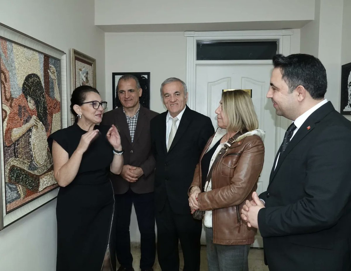 AkelVakfi's tweet photo. Öğrenciler yararına yapılan sergiye öncelikle emekleri ve  sanatı için Sn. Ayfer Yelken'e ve destek veren tüm sanatseverlere çok teşekkür ederiz. https://t.co/S3loeAiCKM
