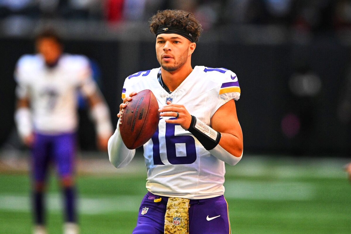 vikingzfanpage's tweet image. The #Vikings are taking a “long look” at whether Nick Mullens should be benched for rookie Jaren Hall, per @ProFootballTalk.