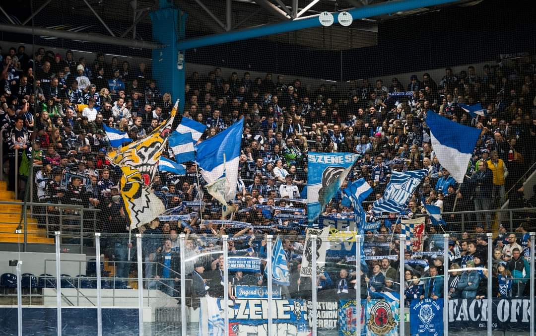 srtigersfans's tweet photo. Tigerstarker Auswärtssupport aus der Gäubodenstadt 🐯 💙🤍
@straubingtigers | #tigershockey #straubing #pennydel #RBMvsSTR #RBMSTR https://t.co/NUf0Fr8JKn