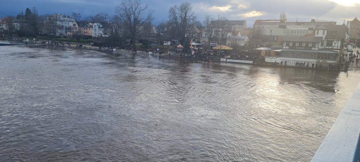 Der momentan Stand in #Dresden am Blauen Wunder 5,66 Warnstufe 2

#Hochwasser