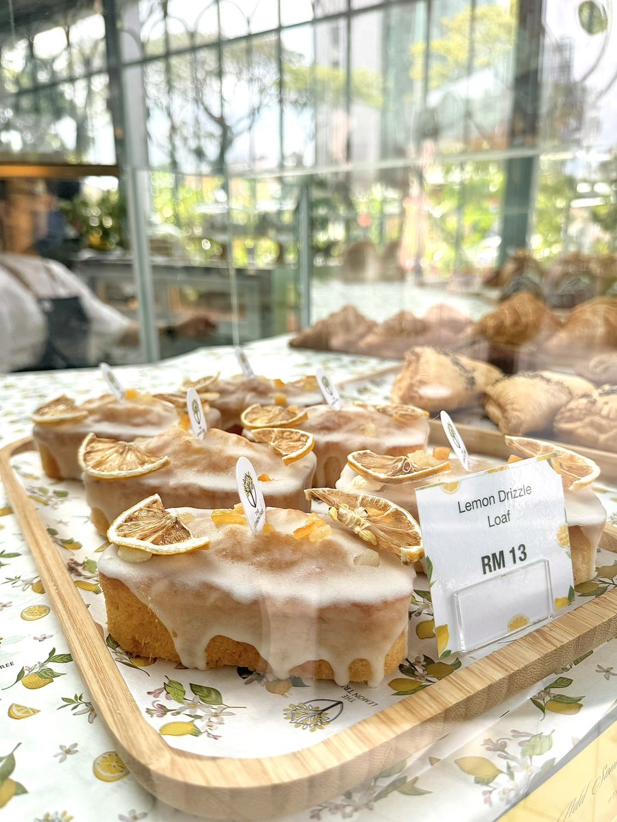 ErahSoo's tweet photo. Ini baru Cromboloni layak jual RM17++, ini guna puff pastry instant terus cop dia Cromboloni. 😭

Btw sedap jugak ya pastries dekat The Lemon Tree. Erah suka Hot Latte sini jugak.

#ErahEats @ The Lemon Tree, PJ 🍋 🌲 https://t.co/H5Jw8xVLfF