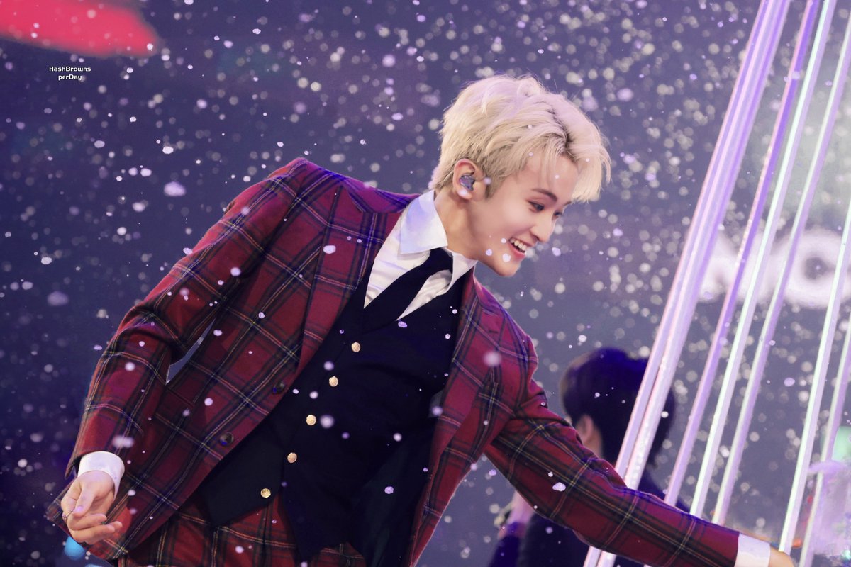 SomeoneAugust's tweet photo. 231225 SBS
❄️마크❄️

#마크 #MARK #MARKLEE 
#NCTDREAM #NCT #NCT127 https://t.co/0nqKa3BMVO