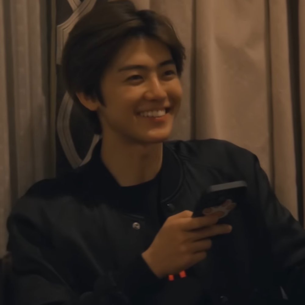 ยิ้มอะไร คุยกับใคร                                   อ่านฟิคอยุ่จ้ะ