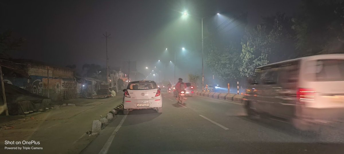 vikramsingh98's tweet photo. @aajtak @JitinPrasada @myogiadityanath @rajnathsingh @dgpup @uptrafficpolice  ये हाल है कुर्सी रोड लखनऊ का दोनो तरफ साइकिल पथ बना कर सरकार ने बहुत गलत किया है हम लोग रोज जाम में फसे रहते है और ठेला लगाने वाले रोड पर रहते हैं गुडम्बा थाने वाले क्या करते हैं https://t.co/yUQhQ9FQZd