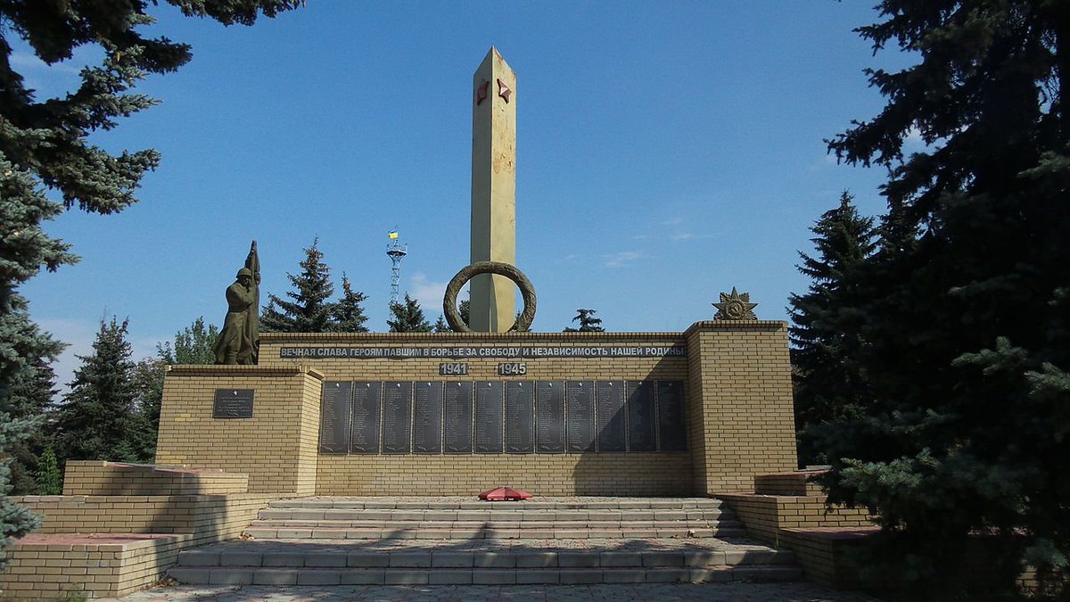 ArtyomShegeda's tweet photo. @666_mancer "Оккупированная" украинской властью Марьинка. Можно сравнить с ней же,  "освобождённой" армией освободителей https://t.co/aIbJtjjyWn