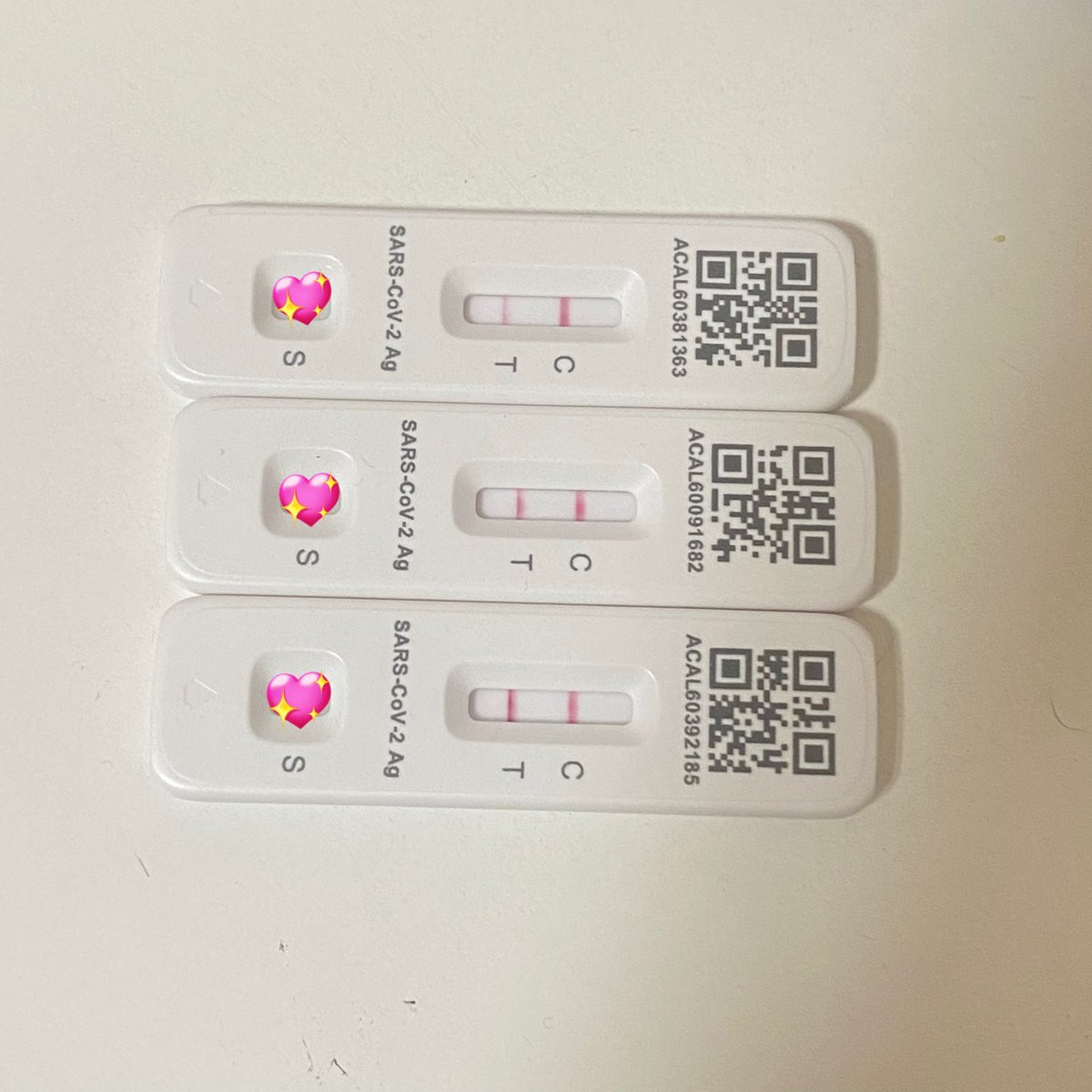 ทุกคนคะเราติดโควิด น่าจะติดมาจากคอนเซบ วันเสาร์เราลงหลุมซ้าย วันอาทิตย์เราขึ้นดอย 2,500 E3K แถว KN ที่นั่ง 09 ค่ะ 

เราเพิ่งมีอาการวันนี้ตอนเช้าคือเจ็บคอ ส่วนตอนเย็นๆก็เริ่มปวดหัว พอตรวจแล้วเลยเจอ 2 ขีดค่ะ คาดว่าเอามาจากคอนล้วนๆ ใครมีอาการลองตรวจกันนะคะ 😭✌🏻#Follow_To_Bangkok