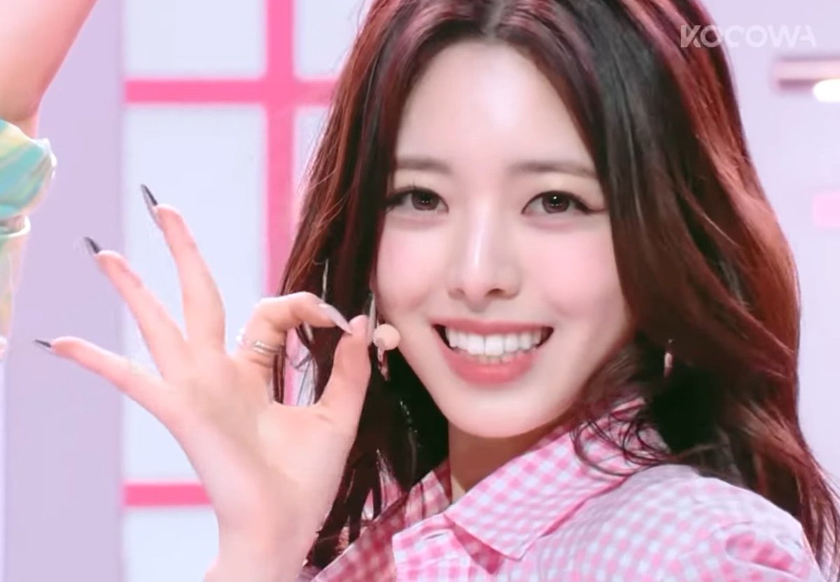 liavnyl's tweet photo. the you go girl pose omfg #YUNA_YetBut https://t.co/vIwZJezd2Z